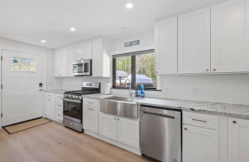 East Wakefield House | Balch Lake Bungalow -Lakeside Retreat - NEWLY RENOVATED, 90+ FT OF PRIVATE BEACH