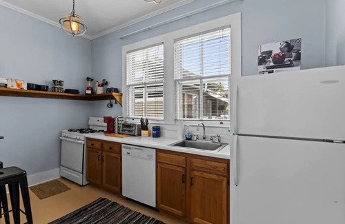Wilmington Historic District House | Balcony and 1 bedroom heart of Historic downtown! Steps to River Walk