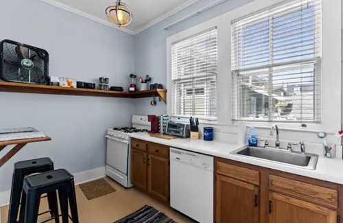 Wilmington Historic District House | Balcony and 1 bedroom heart of Historic downtown! Steps to River Walk