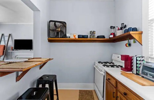 Wilmington Historic District House | Balcony and 1 bedroom heart of Historic downtown! Steps to River Walk