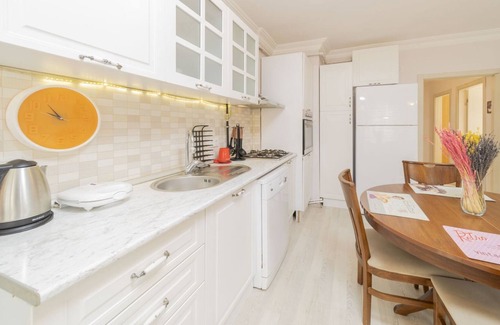 Liman Mahallesi Apartment | Balcony and Pool Flat Near Beach in Antalya