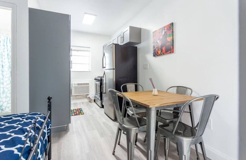 South Beach Condo | Balcony Chic Apt, w/2 Queenbeds, on Ocean Dr Beach