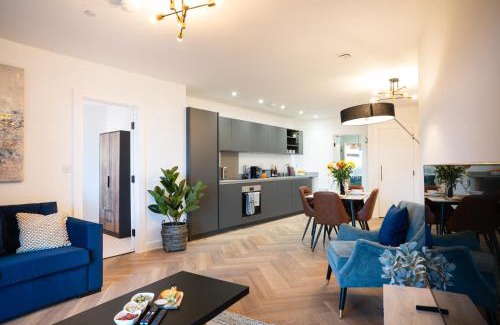 The Westside Apartment | Balcony city view Spacious WiFi Family Contractors
