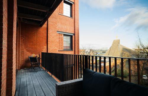 The Westside Apartment | Balcony city view Spacious WiFi Family Contractors