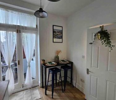 West Kensington Apartment | Balcony Flat in Victorian West Kensington Mansion