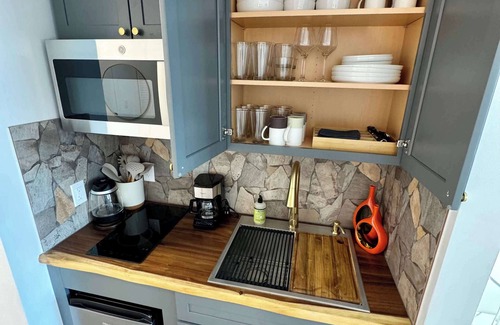 Coconut Grove Condo | Balcony Ocean View ! Pool - WiFi - Gym - Parking