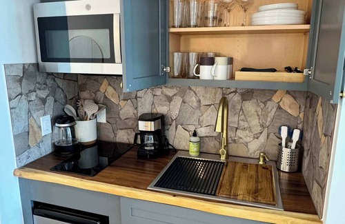 Coconut Grove Condo | Balcony Ocean View ! Pool - WiFi - Gym - Parking
