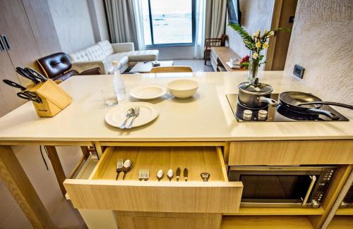 Si Racha Apartment | Balcony Seaside Sriracha Hotel & Serviced Apartments