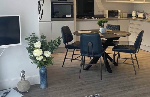 Shanklin Apartment | Balcony Seaview 2 bedroom luxury apartment. Coastal Retreat. 1 min walk to beach