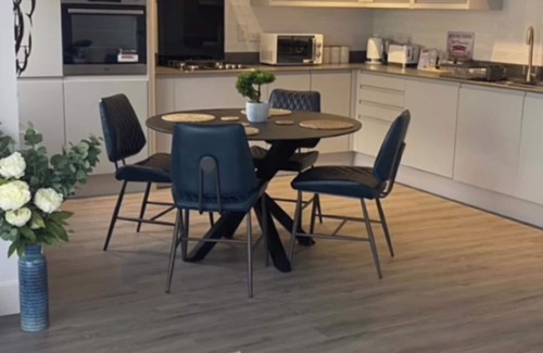 Shanklin Apartment | Balcony Seaview 2 bedroom luxury apartment. Coastal Retreat. 1 min walk to beach