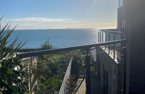 Shanklin Apartment | Balcony Seaview 2 bedroom luxury apartment. Coastal Retreat. 1 min walk to beach