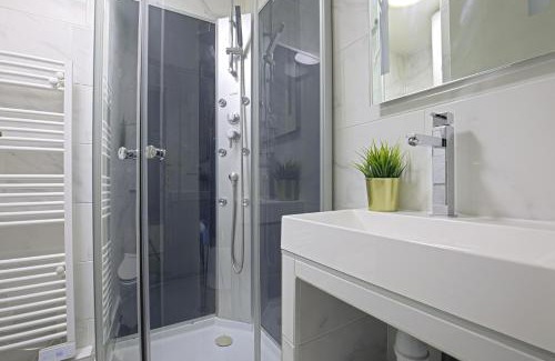 Combat Apartment | Balcony studio near Buttes Chaumont