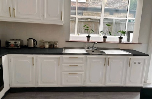 St. Leonard's Apartment | Balham, Spacious Apartment with Garden F1