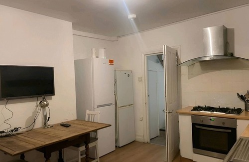 St. Leonard's Apartment | Balham, Spacious Apartment with Garden F1