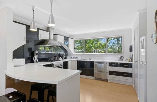 Dalrymple House | Bali in Wool bay - 5 minutes walk to the beach and jetty