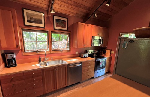 Maunaloa House | BALI-STYLE CUSTOM HOME PARADISE, 4BEDROOMS EACH WITH BATH AND PRIVATE BALCONY!
