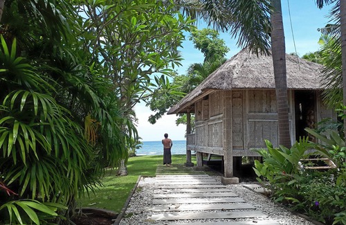 Dencarik Villa | Bali Villa Shanti, a hidden Paradise Beachfront House Near Lovina