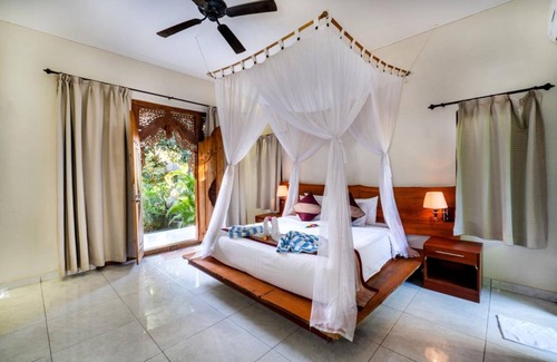 Mushroom Bay House | Balinese Style House with Public Swimming Pool, Close to Mushroom Beach (DLX)