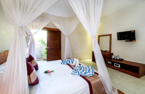 Mushroom Bay House | Balinese Style House with Public Swimming Pool, Close to Mushroom Beach (DLX)