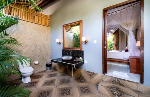 Mushroom Bay House | Balinese Style House with Public Swimming Pool, Close to Mushroom Beach (DLX)
