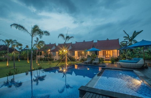 Mushroom Bay Cottage | Balinese Style Teak Cottage in Lembongan, Features a Swimming Pool and Huge Lawn