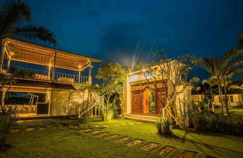 Mushroom Bay Cottage | Balinese Style Teak Cottage in Lembongan, Features a Swimming Pool and Huge Lawn