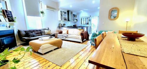Golden Point House | Ballarat Holiday Homes - Grant Street Cottage - Natural, Boho, Coastal Vibe - 2 kms from Sovereign Hill - Sleeps 1 to 6