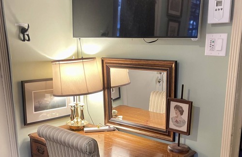 Ballard House | Ballard Bunkhouse 2 flats & Airstream trailer near ent. district. EV charger