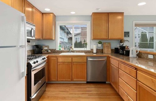 Old Ballard House | Ballard Retreat - Mins to the heart of Ballard!