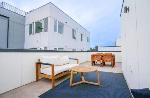 West Woodland House | Ballard's Pet-Friendly Mid Century Home + Rooftop Deck