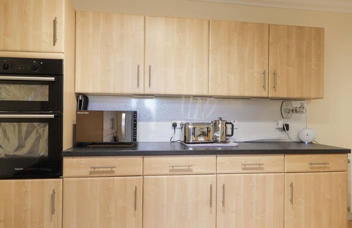 Inverness City Centre Cottage | BALLINREICH, family friendly, with a garden in Inverness