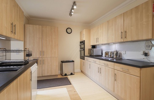 Inverness City Centre Cottage | BALLINREICH, family friendly, with a garden in Inverness