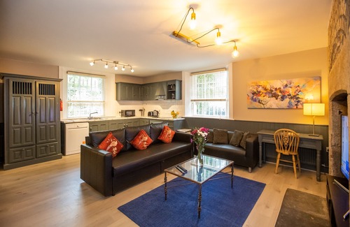 City Centre Dublin Cabin | Ballsbridge Superb 3 Bedroom 2 Bathrooms Duplex Lodge - free parking - sleeps 8