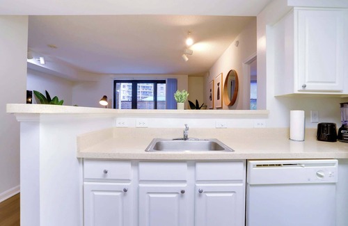 Ballston Apartment | Ballston Apt: Gym, & Modern Living