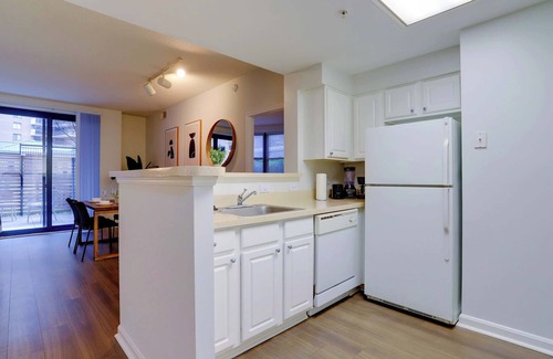 Ballston Apartment | Ballston Apt: Gym, & Modern Living