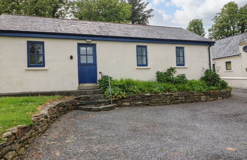Townlands Cottage | BALLYVOREEN, pet friendly, with open fire in Glandore, County Cork
