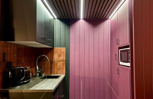 Balmain Condo | Balmain Studio | Sleeps 7 | AC + Parking | Central