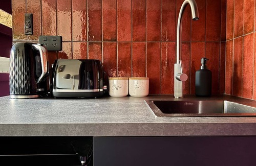 Balmain Condo | Balmain Studio | Sleeps 7 | AC + Parking | Central