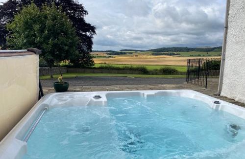 Cupar House | Balmeadowside Farmhouse with Hot Tub