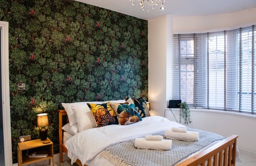 Trafford House | Balmoral House - Group Hot Tub getaway