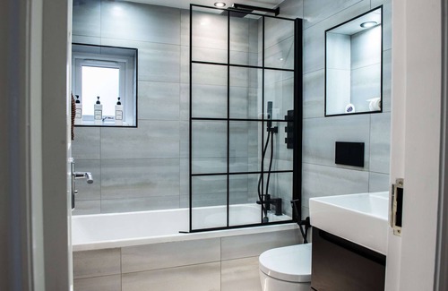 Trafford House | Balmoral House - Group Hot Tub getaway