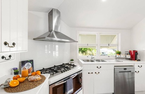 Balmoral House | Balmoral Pool Home|City Skyline Views|Pet Friendly