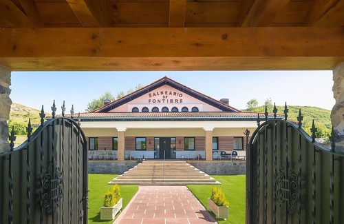 Fontibre Cottage | Balneario de Fontibre Rodeado de Finca Privada de 5.000 m2 con Jacuzzi y Terraza