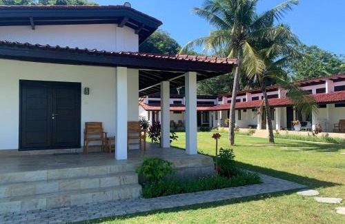 Sekongkang Hotel | Balong Balong Surf Bungalows & Restaurant