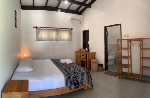 Sekongkang Hotel | Balong Balong Surf Bungalows & Restaurant