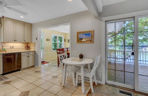 Goodview House | BALOO LAGOON-DOG FRIENDLY, GREAT VIEWS