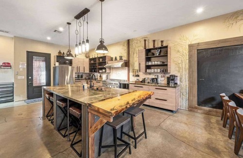 Logan Heights Apartment | Bamboo Loft 6BR: Sleeps 24 in Downtown SAN