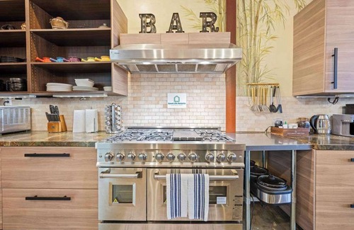 Logan Heights Apartment | Bamboo Loft 6BR: Sleeps 24 in Downtown SAN
