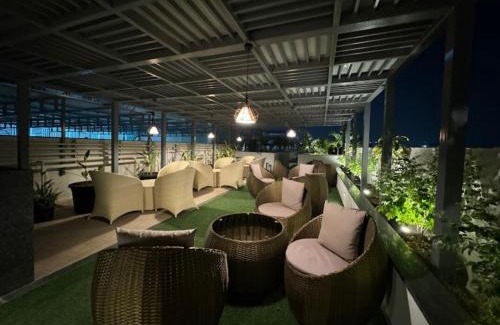 Baner Apartment | Bamboo Stays 3bhk with Skylounge & pool