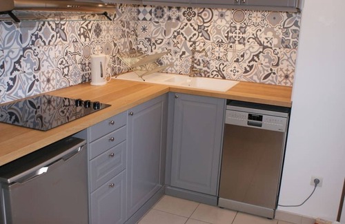 Saint-Denis Apartment | Bamboo Terrace 1BR apartment + Safe parking, FLORA1